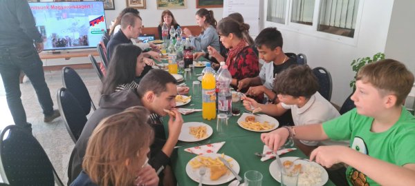 Ismét  jártak nálunk iskolások a  „Tanítsunk Magyarországért!” program keretében!